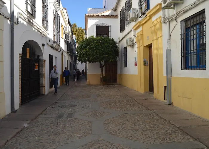 Alcazar Viejo Parking Tourist * Кордова