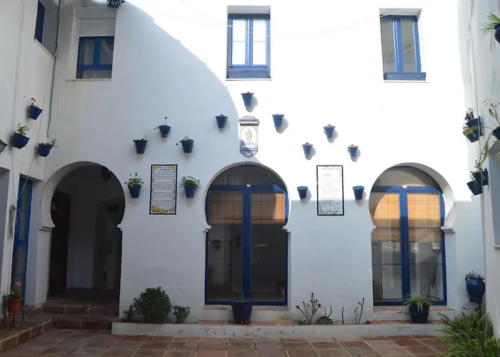 Alcazar Viejo Parking Tourist * قرطبة