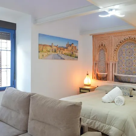 Alcazar Viejo Parking Tourist Кордова