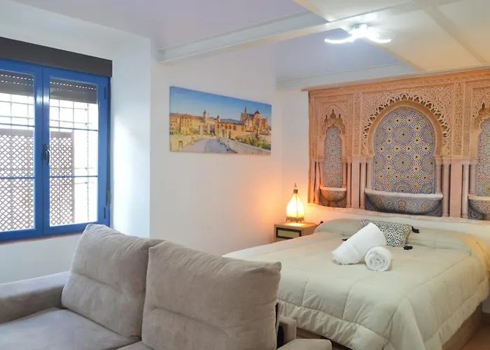 Alcazar Viejo Parking Tourist Кордова